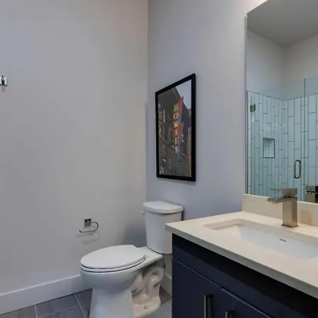 2 Modern In Heart Of Midtown Walkable Location Patio Pool Gym Holiday home *
