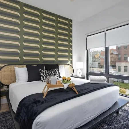 2 Modern In Heart Of Midtown Walkable Location Patio Pool Gym Holiday home *