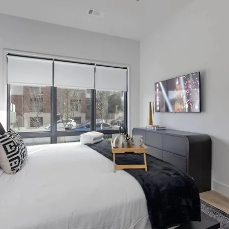 2 Modern In Heart Of Midtown Walkable Location Patio Pool Gym Holiday home *