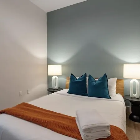 2 Modern In Heart Of Midtown Walkable Location Patio Pool Gym