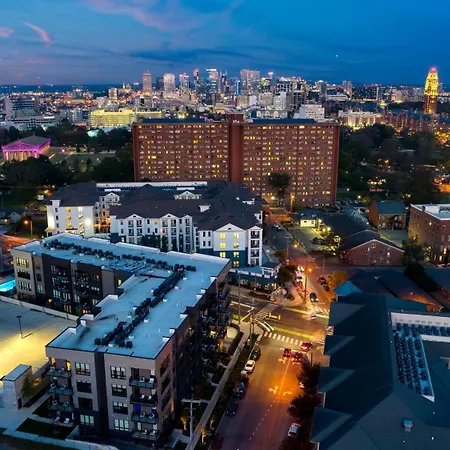 Holiday home 2 Modern In Heart Of Midtown Walkable Location Patio Pool Gym Nashville