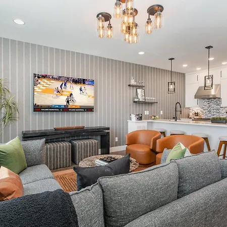 Coloratura - 2 Units W/ Hot Tubs - Near Broadway Holiday home *