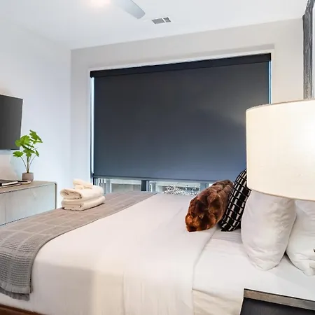 Holiday home Sleeps 42 7 Modern Midtown W Gym, Pool, Walkable To Shops & Eats *