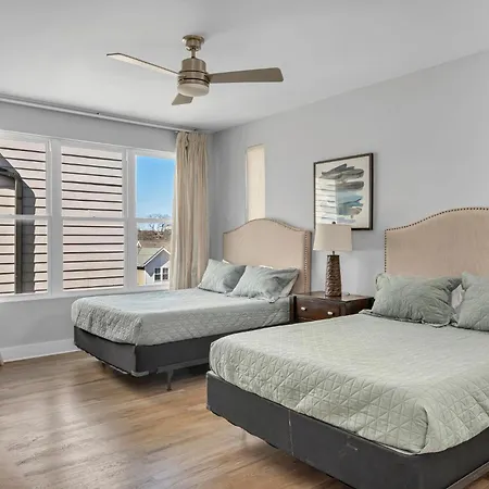 Spacious Close To Belmont Rooftop Holiday home
