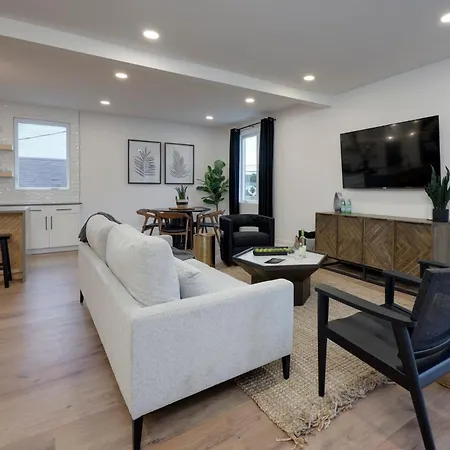 Holiday home Skyline Luxury - Rooftop Deck- King Suites-garage