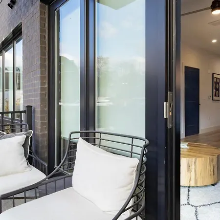 Sleeps 42 7 Modern Midtown W Gym, Pool, Walkable To Shops & Eats Holiday home Nashville
