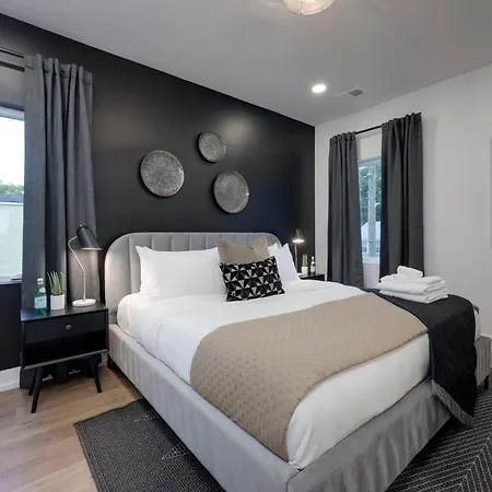 Skyline Luxury - Rooftop Deck- King Suites-garage Holiday home