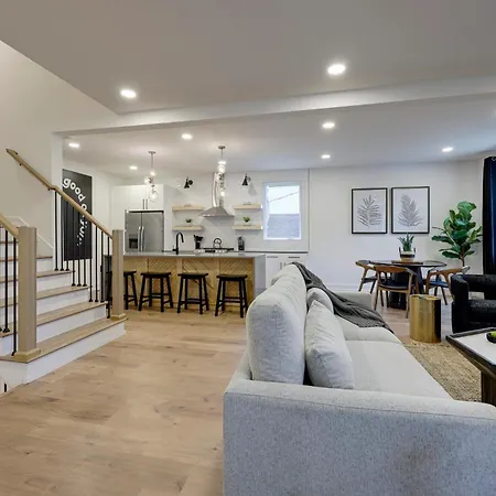 Holiday home Skyline Luxury - Rooftop Deck- King Suites-garage