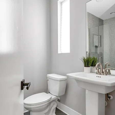 Spacious Close To Belmont Rooftop *