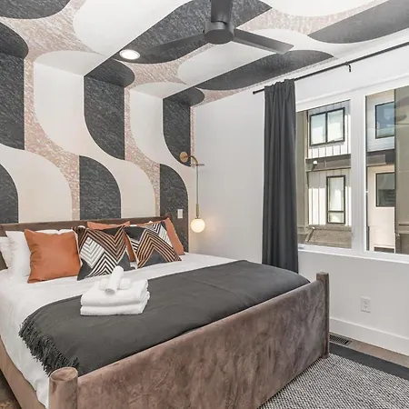 Holiday home Coloratura - 2 Units W/ Hot Tubs - Near Broadway