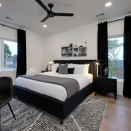 Holiday home Skyline Luxury - Rooftop Deck- King Suites-garage