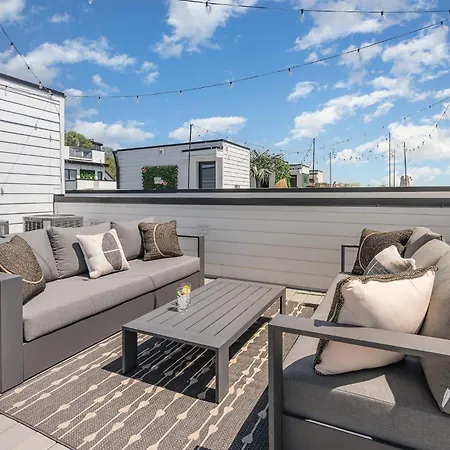 Coloratura - 2 Units W/ Hot Tubs - Near Broadway Holiday home