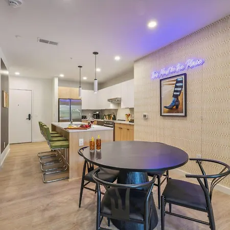 Hyve - Tempo - 2 Units - Walk To Broadway *