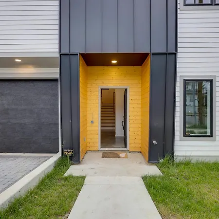 Skyline Luxury - Rooftop Deck- King Suites-garage Holiday home