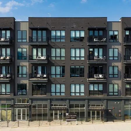Holiday home Sleeps 42 7 Modern Midtown W Gym, Pool, Walkable To Shops & Eats *