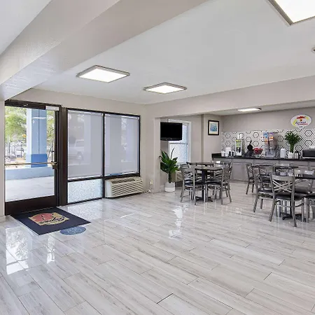 Hotel Super 8 By Wyndham West
