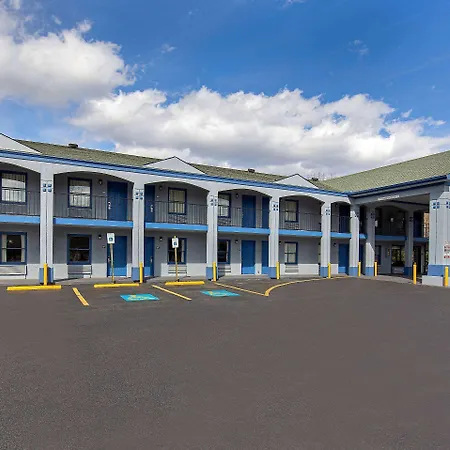 Hotel Super 8 By Wyndham West