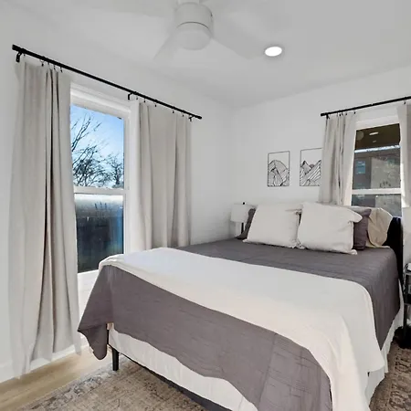Stylish Getaway With Free Parking Holiday home