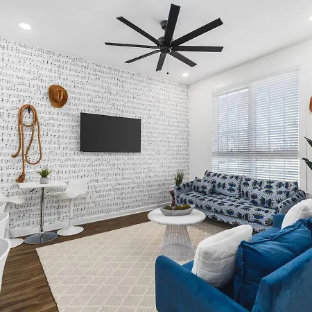 Two Adjacent Homes Sleeps 24 Only 3 Miles To Broadway Holiday home Nashville