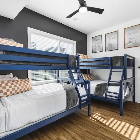Holiday home Two Adjacent Homes Sleeps 24 Only 3 Miles To Broadway