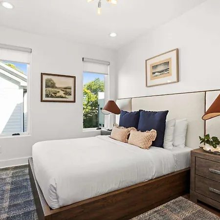 Holiday home 2 Adjacent Gem Great For Big Groups 8th Ave S