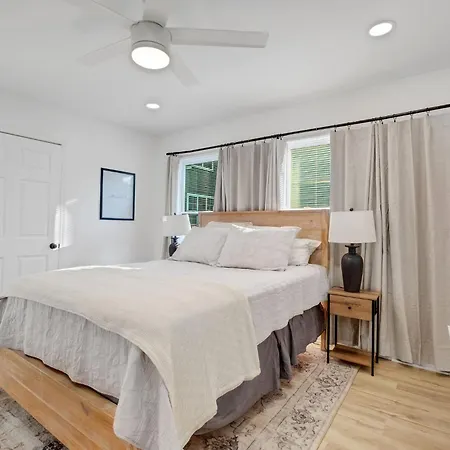 Stylish Getaway With Free Parking Holiday home