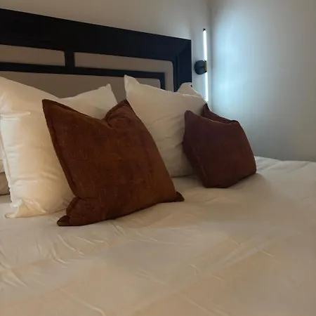 Villa-a Sanctuary Of Modern Elegance Homestay *