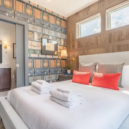 Holiday home Luxe Group With Hot Tub & Rooftop Lounge *