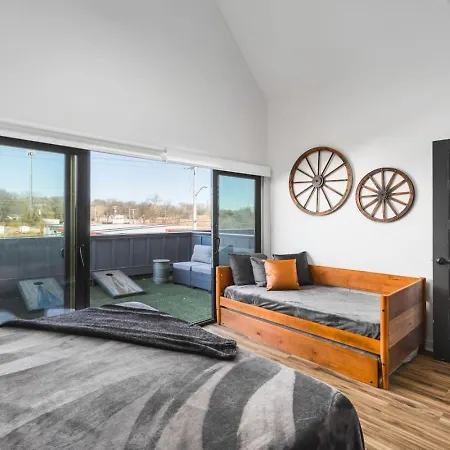 Two Adjacent Homes Sleeps 24 Only 3 Miles To Broadway