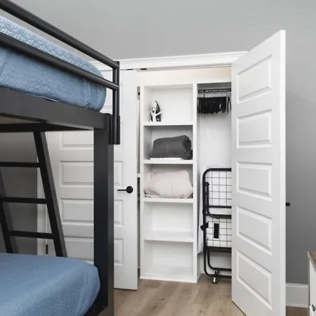Only 3 Miles From Broadway Sleeps 16 Two Side By Side Holiday home Nashville