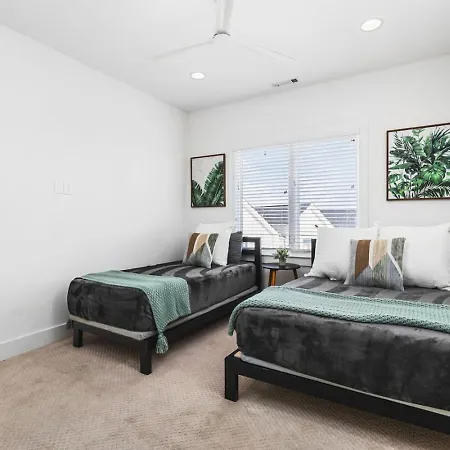Holiday home Two Neighboring Homes Sleeps 24 Walk To 12 South
