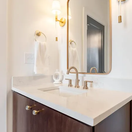 Luxe 4br Retreat With Hot Tub & Skyline Deck Holiday home