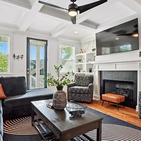 Downtown Oasis Sleeps 12 And 1 And A Half Miles To Broadway Holiday home