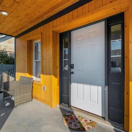 Holiday home Stylish Getaway With Free Parking *