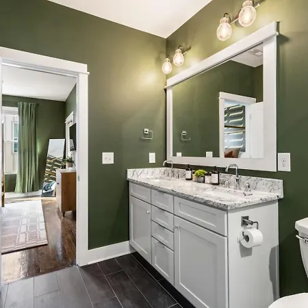 Private Rooftop Near Vanderbilt Only 2 Miles From Downtown Holiday home