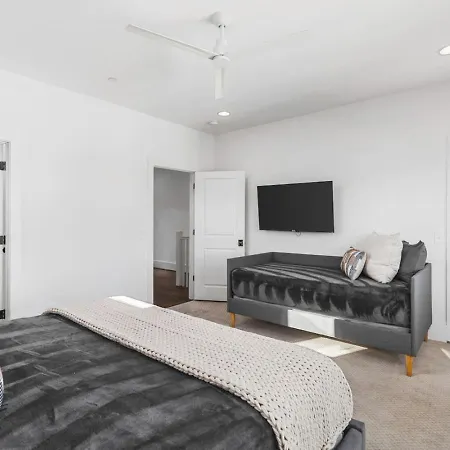 Two Neighboring Homes Sleeps 24 Walk To 12 South Nashville