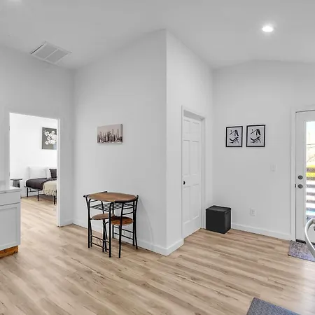 Spacious Duplex In Prime Location *