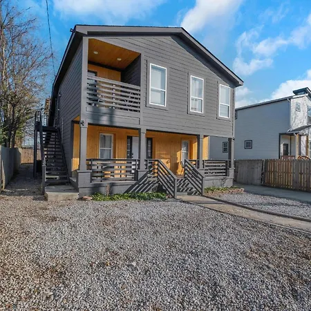 Stylish Getaway With Free Parking Holiday home