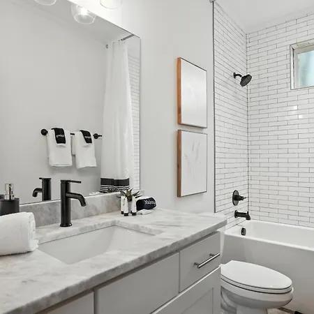 Downtown Oasis Sleeps 12 And 1 And A Half Miles To Broadway Holiday home *