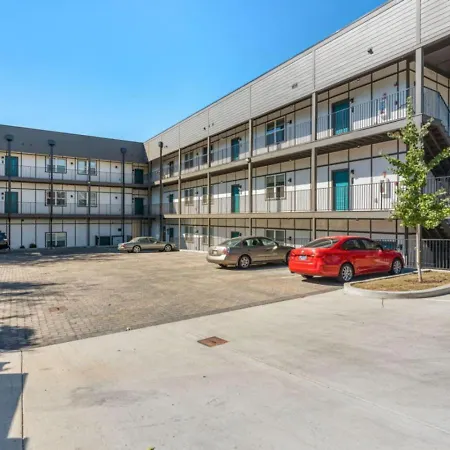 Only 3 Miles From Broadway Sleeps 16 Two Side By Side Holiday home Nashville