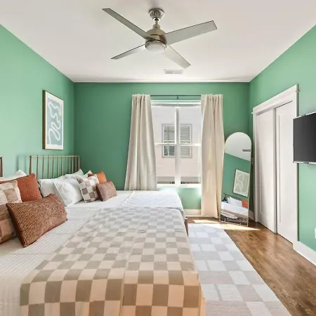 Walk To Vanderbilt And Belmont With Garage And Rooftop Deck Nashville