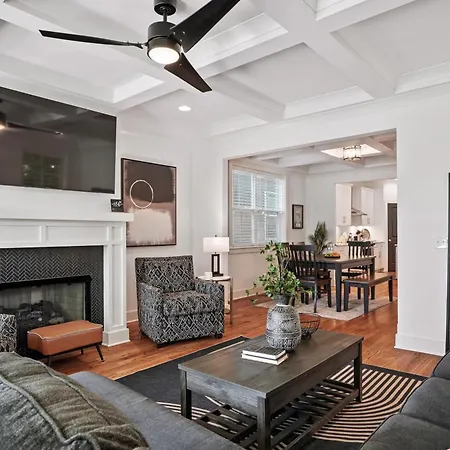 Holiday home Downtown Oasis Sleeps 12 And 1 And A Half Miles To Broadway