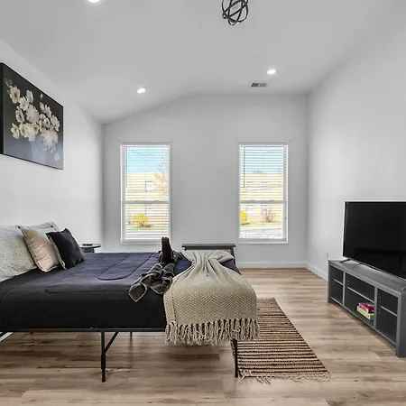 Spacious Duplex In Prime Location *