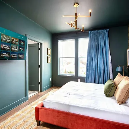 Holiday home Escape With Skyline Deck And Hot Tub