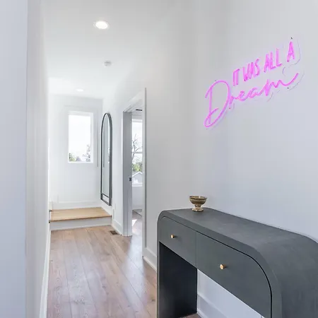 Retreat With Hot Tub & Private Garage