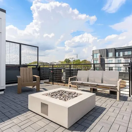 Rooftop Fire Pit & Skyline Views Near Broadway Holiday home