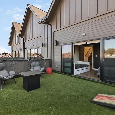 Two Adjacent Homes Sleeps 24 Only 3 Miles To Broadway
