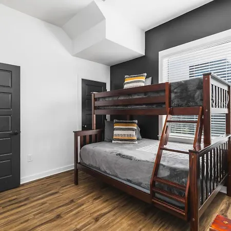 Holiday home Two Adjacent Homes Sleeps 24 Only 3 Miles To Broadway