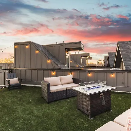 Holiday home Two Adjacent Homes Sleeps 24 Only 3 Miles To Broadway