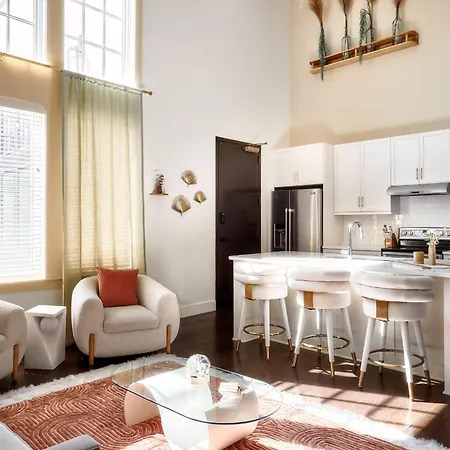 Courtyard Penthouse, Kings Beds & Soaring Ceilings, 1 Of 7 Themed Lofts At Cowrite, Find Coffee And Tacos Downstairs, Complimentary Spin Class, Walk To Shopping In 12 South, 10 Minutes To Broadway, Parking, 24 Hr Hospitality * Nashville